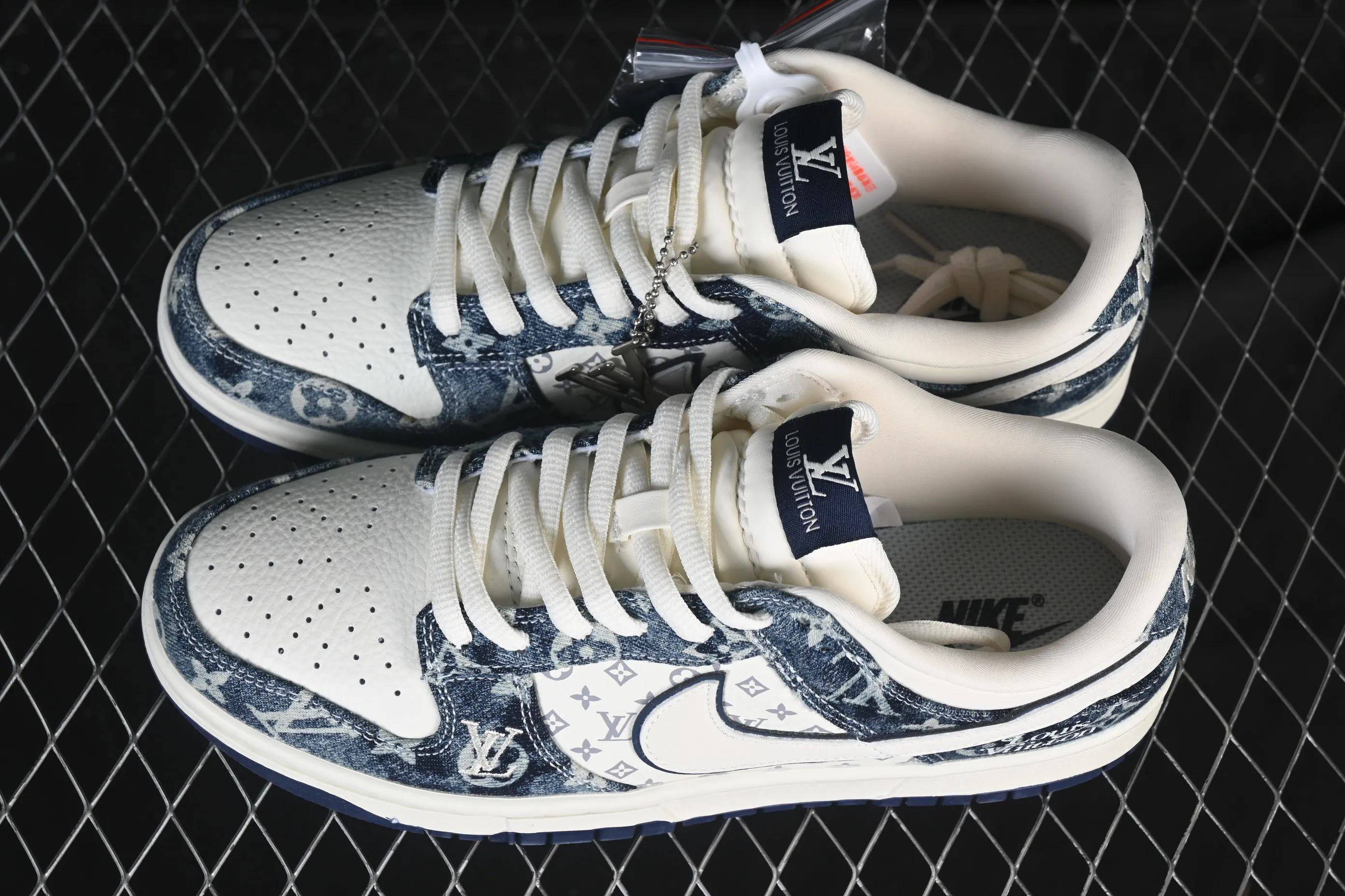 All categories Nk SB Dunk Series Nk SB Dunk Low High-end customized low-top sneakers Nike SB Dunk Low LV co-branded white and blue denim High-end customized low-top casual sneakers YF9511-902